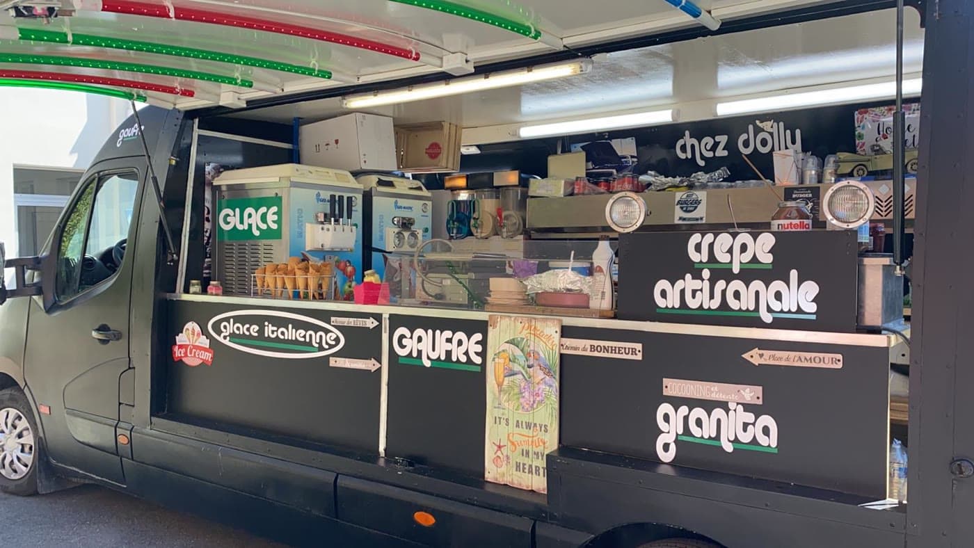 Le food truck sucré : machines à glace italienne, panneaux gaufre, crêpe artisanale et granita.