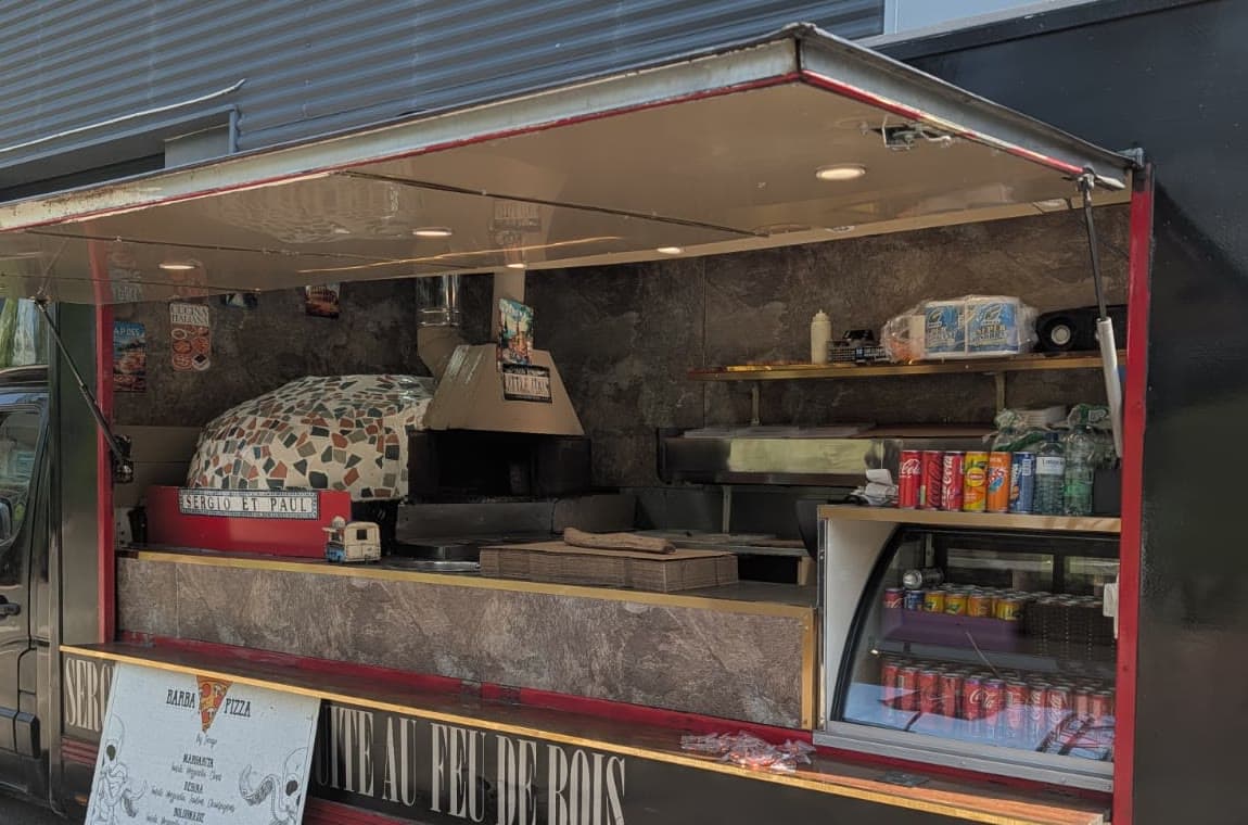 Le comptoir du camion ouvert, avec son four à bois couvert de mosaïque.